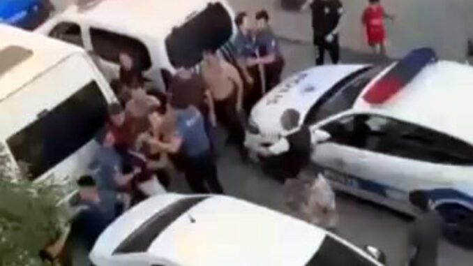 istanbul-avcilarda-bicakli-kavga-2si-polis-4-yarali-Tbi9UypH.jpg